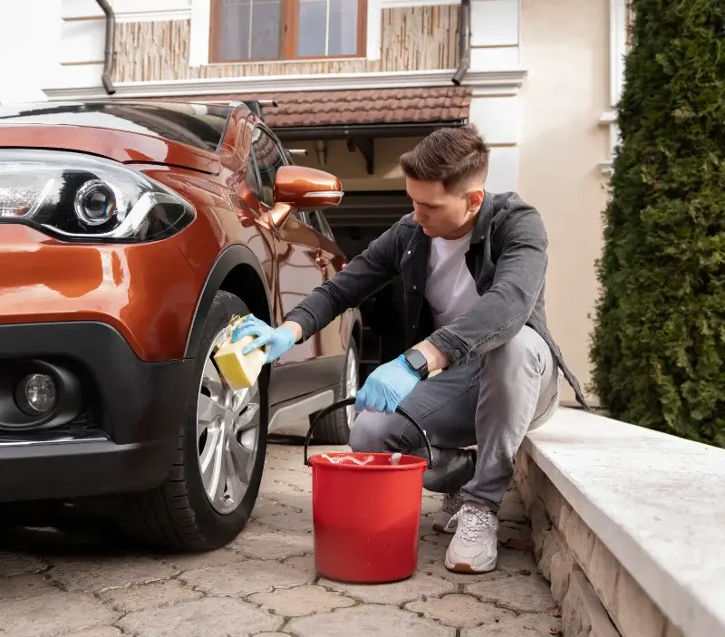 Lavage auto à domicile Vétraz-Monthoux : professionnel intervenant sur un véhicule
